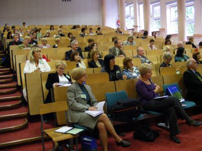 zebrani w auli uczestnicy konferencji Uczeń zdolny wyzwaniem dla współczesnej edukacji