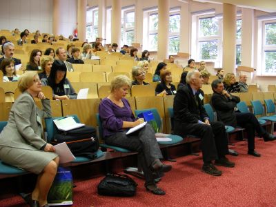 zebrani w auli uczestnicy konferencji Uczeń zdolny wyzwaniem dla współczesnej edukacji