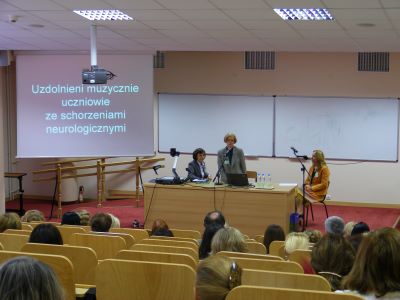 uczestnicy, moderatorzy i prelegenci konferencji Uczeń zdolny wyzwaniem dla współczesnej edukacji