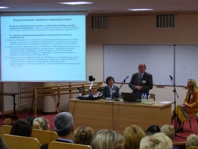 uczestnicy, moderatorzy i prelegenci konferencji Uczeń zdolny wyzwaniem dla współczesnej edukacji