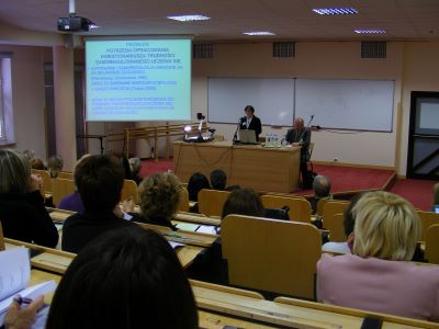 uczestnicy, moderatorzy i prelegenci konferencji Uczeń zdolny wyzwaniem dla współczesnej edukacji